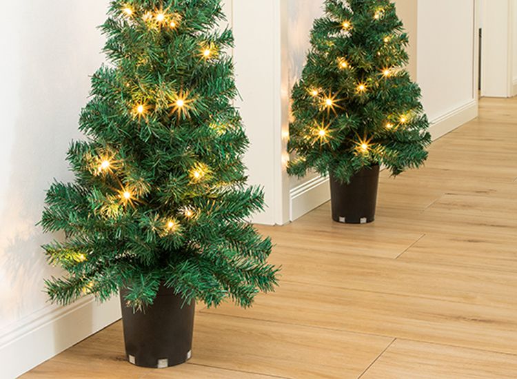 Set van 2 Kunstkerstbomen en 1 Kerstkrans - inclusief verlichting