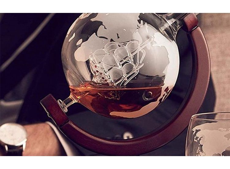 Fedec Whiskey Decanteerkaraf - Wereldbol - Luxe Whiskey Karaf Set - 0,8 L - Incl. 8 Whisky Stones & Schenktuit