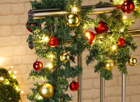 Dennenslinger Met Kerstballen En Lampjes 5 meter - binnen & buiten - Kerstslinger